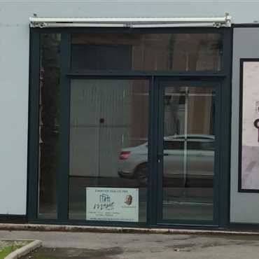 MAZET Grégory Fabrication et pose de devanture commerciale en aluminium sur mesure Milau Saint Affrique Lévézou Rodez Aveyron 