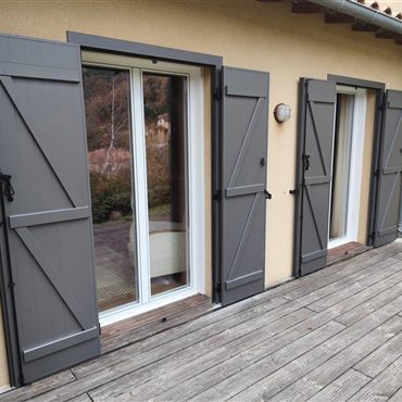Grégory MAZET Fabrication et pose de Volets battants en alu sur mesure Millau Saint-Affrique Lévézou Rodez Aveyron