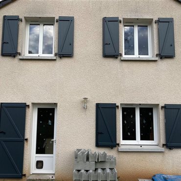 Grégory MAZET Fabrication et pose de Volets battants en alu sur mesure Millau Saint-Affrique Lévézou Rodez Aveyron