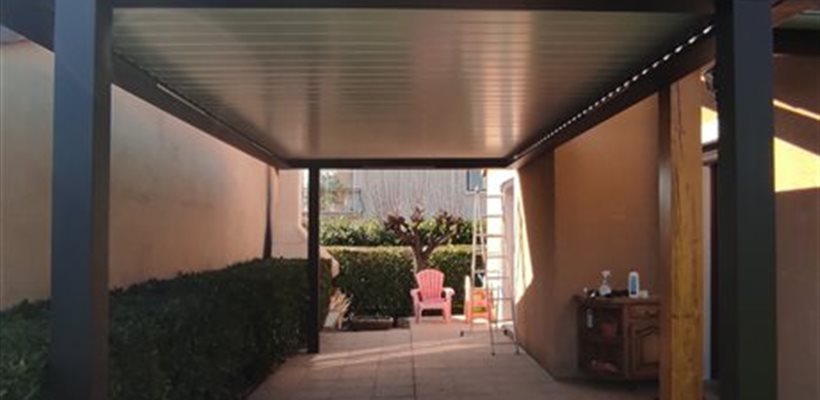 Pergola bio climatique fabriquée sur mesure en alu par Grégory MAZET - Millau, Saint-Affrique, Lévézou, Aveyron