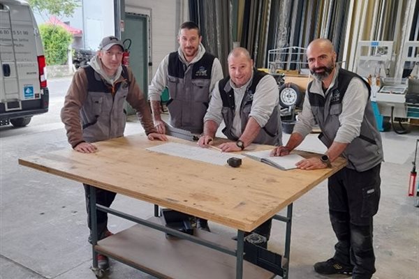Photo de l'équipe dans l'atelier 