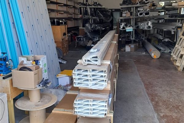 Pergolas bioclimatiques, fenêtres et barres d'aluminium avant la fabrication  