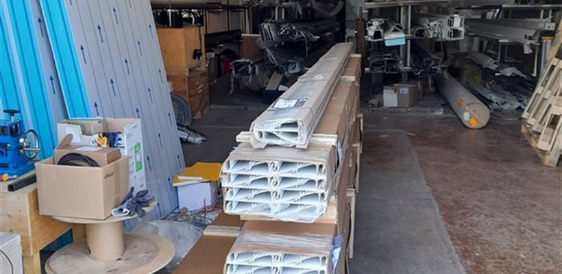 Stockage de lames de pergolas bioclimatiques, fenêtres et menuiseries en PVC et en aluminium Portail et clôture en aluminium fabriqués sur mesure - Grégory MAZET- Millau, Saint-Affrique, Lévézou, Aveyron 