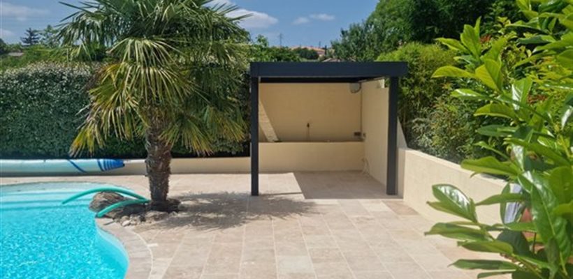 Pergola en aluminium fabriquée sur mesure MAZET Grégory Pose Menuiserie PVC Fabrication et pose de menuiseries en aluminium Millau Saint-Affrique Lévézou