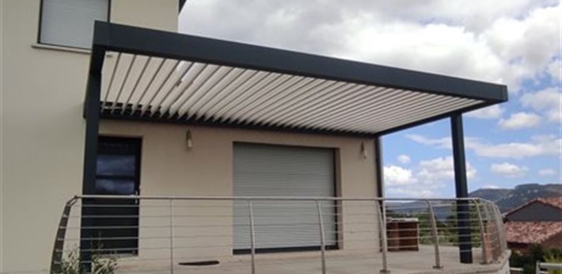 Pergola bio climatique en aluminium Grégory MAZET Menuiserie Alu PVC Pergolas Vérandas, Portes Fenêtres VOlets Portaiols Clôtures Aveyron Millau Saint Affrique Lévézou 