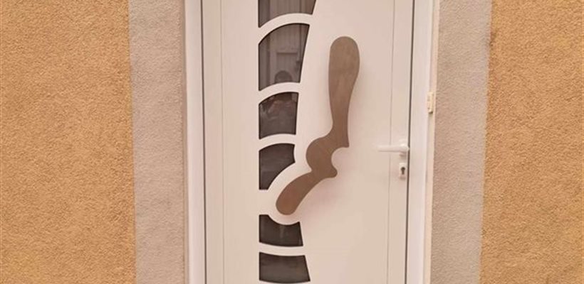 MAZET Grégory Fabrication et pose de portes d'entrée en alu sur mesure Millau Saint-Affrique Lévézou Aveyron