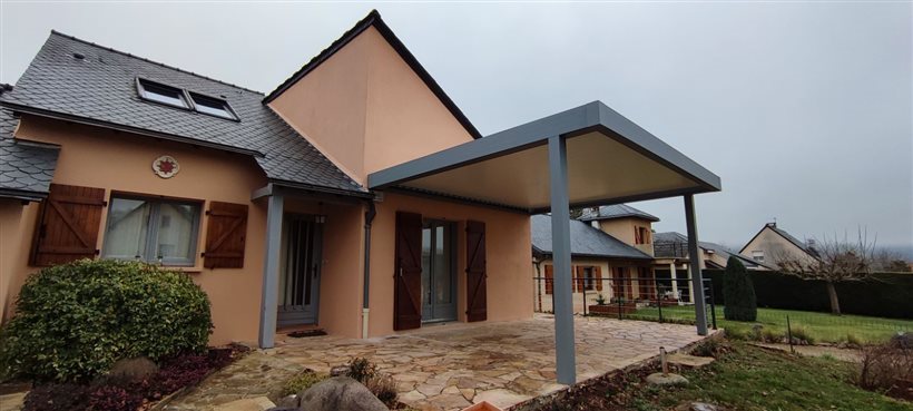 Pergola bioclimatique en alu Fabrication et pose sur mesure MAZET Grégory Fabrication et pose de Menuiseries Alu et PVC Millau Saint-Affrique Lévézou Aveyron