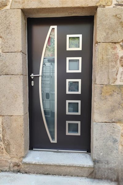MAZET Grégory Fabrication et pose de portes d'entrée en alu sur mesure Millau Saint-Affrique Lévézou Rodez Aveyron