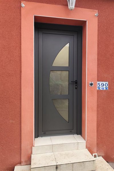 MAZET Grégory Fabrication et pose de portes d'entrée en alu sur mesure Millau Saint-Affrique Lézou Rodez Aveyron