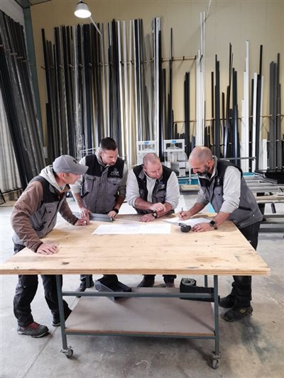 L'équipe dans l'atelier de fabrication de menuiseries Alu et PVC à Millau dans l'Aveyron